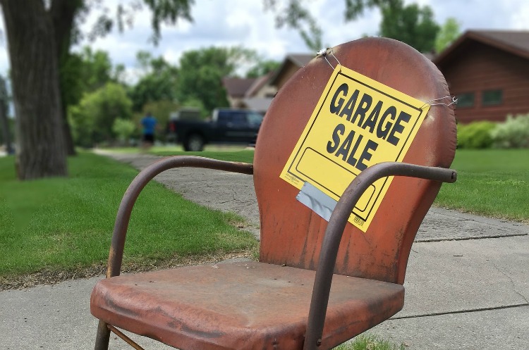 garage-sale-sign